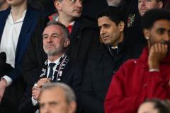 Le maire de Paris, Emmanuel Grégoire, au côté de Nasser al-Khelaïfi lors de la victoire 3-1 du PSG face à Toulouse, le 3&nbsp;avril au Parc des Princes. (A. Réau/L'Équipe)