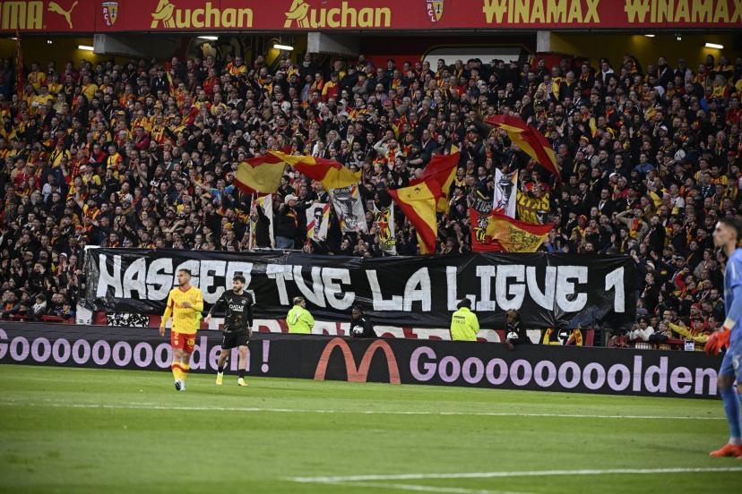 The banner displayed by Lens supporters.