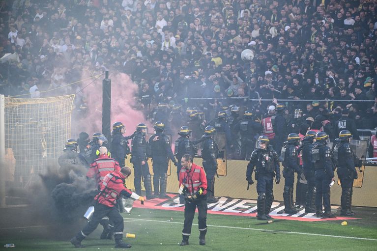 CRS units struggle to contain fan disturbances after Nantes supporters invade the pitch