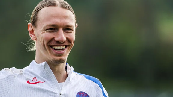 Matvey Safonov in action for PSG