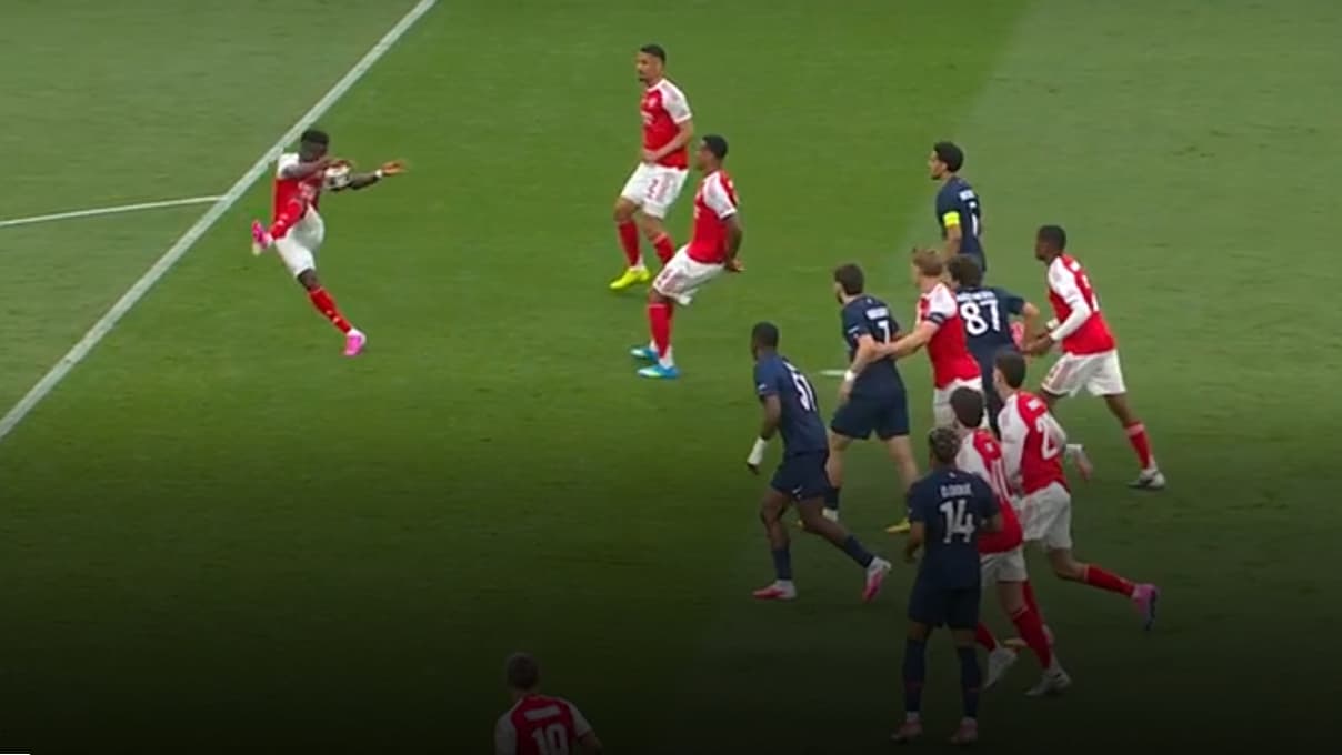 Bukayo Saka's arm making contact with the ball during the PSG-Arsenal Champions League final.