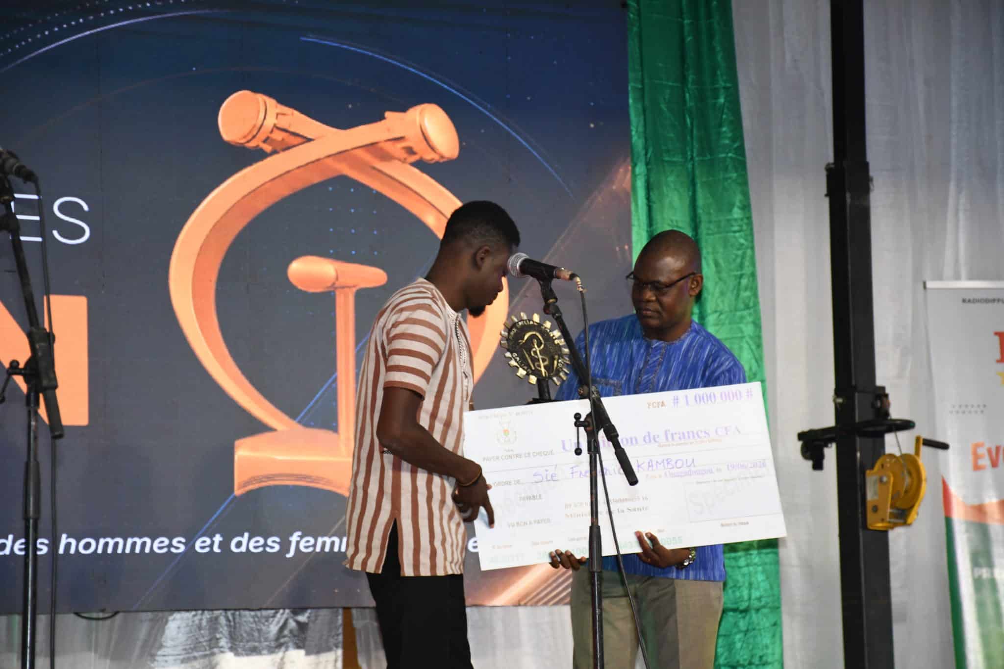 Sié Frédéric Kambou receiving Galian Award