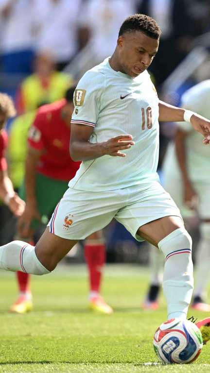 Kylian Mbappé s'élance pour tirer son pénalty contre le Maroc, le 9 juillet 2026 à Boston. (MAURO PIMENTEL / AFP)