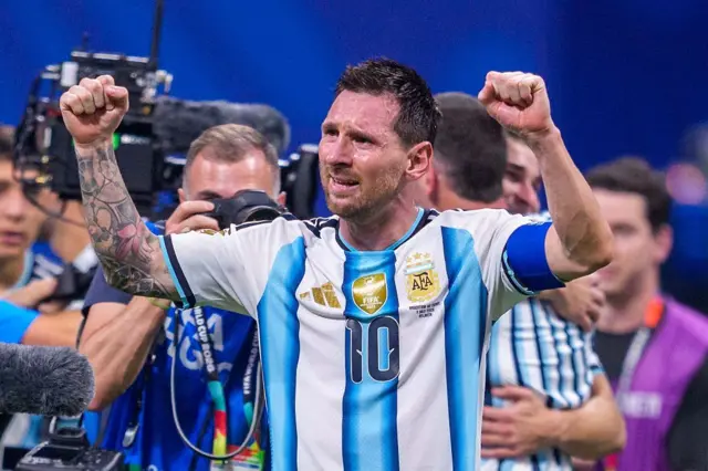 Lionel Messi, numéro 10 de l'Argentine, célèbre une victoire après le match aller des huitièmes de finale de la Coupe du Monde de la FIFA 2026 entre l'Argentine et l'Égypte au stade d'Atlanta le 7 juillet 2026 à Atlanta, en Géorgie.