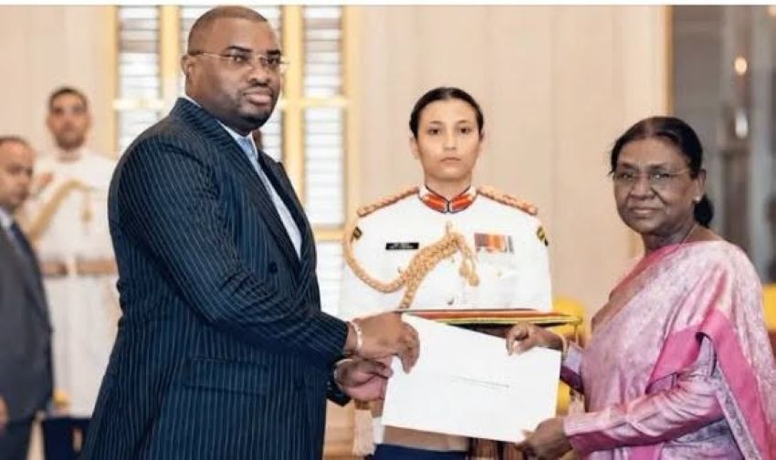 Ambassador Aurélien-Marcel Mintsa Nguema presenting his credentials to Indian President Droupadi Murmu