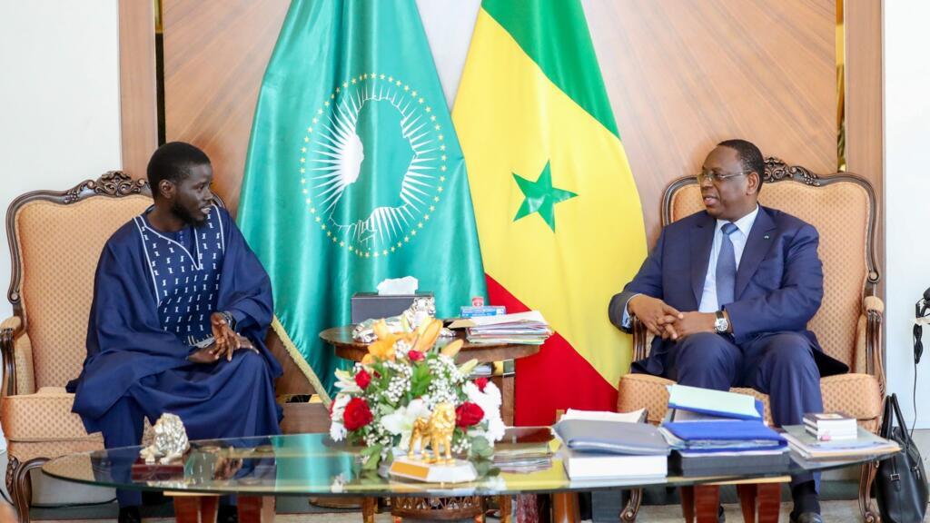 [Image d'archives] This archive photo provided by the Senegalese presidency shows outgoing Senegalese President Macky Sall (right) meeting with then newly elected President Bassirou Diomaye Faye (left) at the presidential palace in Dakar on March 28, 2024.