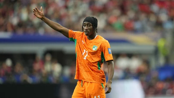 Yan Diomande dribbling past an opponent