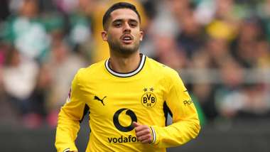 yan couto playing for borussia dortmund